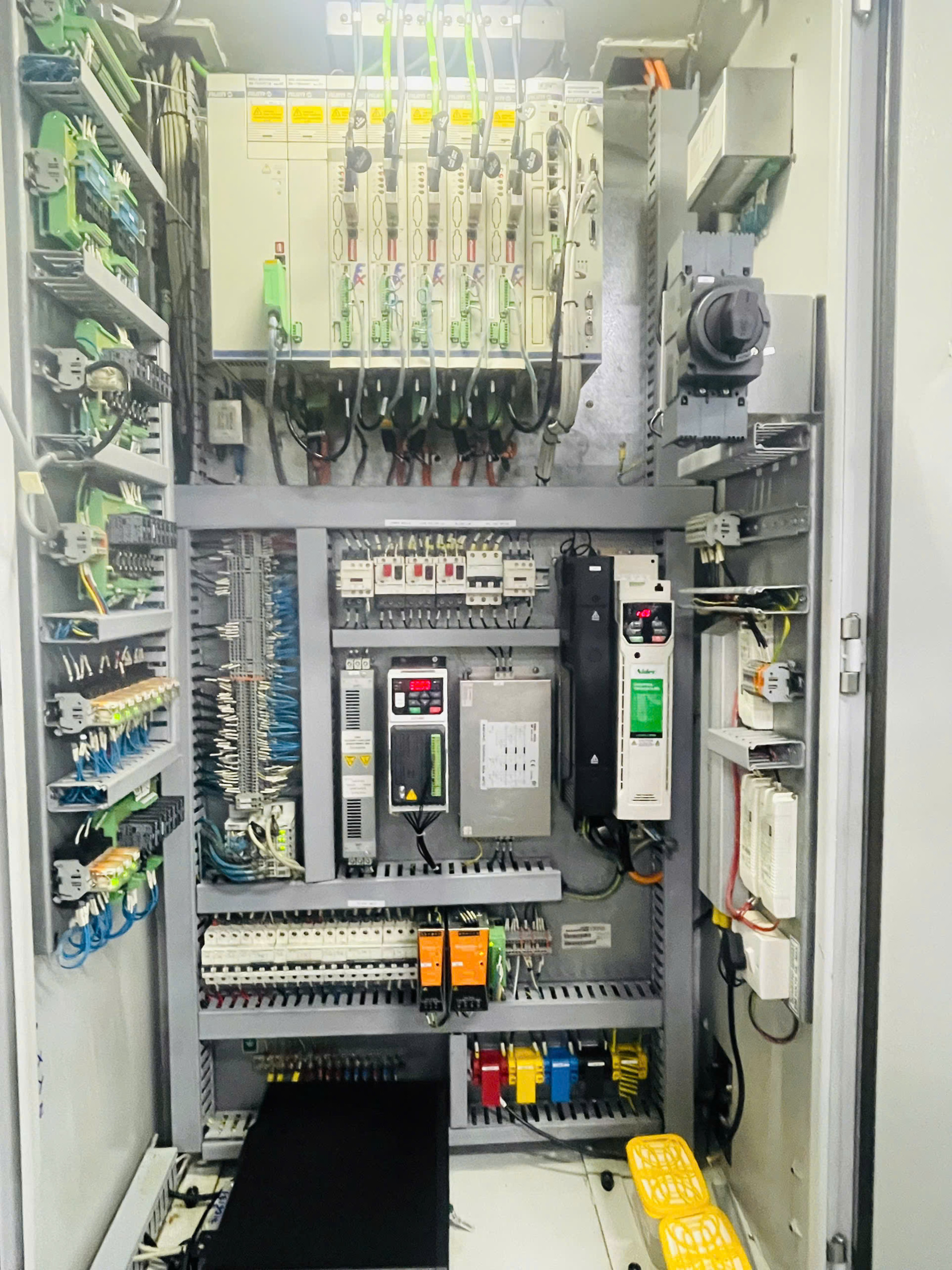 3 (1) Biến tần máy CNC hoạt động ổn định trong hệ thống
